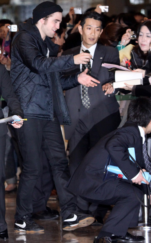 Robert Pattinson Lands In Tokyo Greeted By Fans.  Photo: Splashnewsonline.com