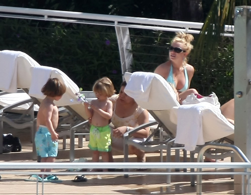 Britney Spears & Kids Take In The Sun.  Photo: Splashnewsonline.com