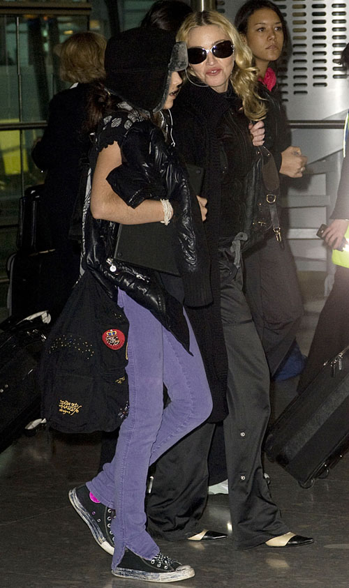 Madonna & Daughter Lourdes Leave London.  Photo: BauerGriffen.com