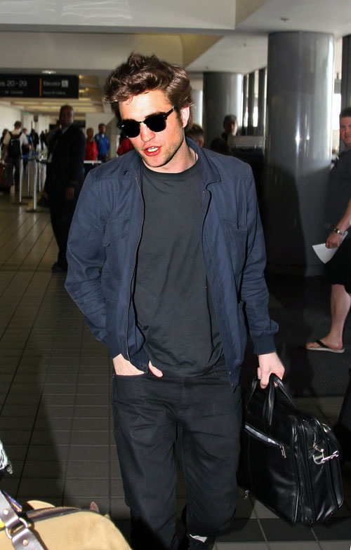 Robert Pattinson Leaving L.A.  Photo:  BauerGriffen.com
