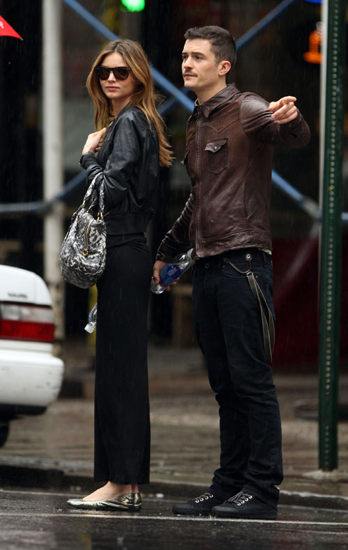 Orlando Bloom and Miranda Kerr In The Rain. Photo: Flynetonline.com