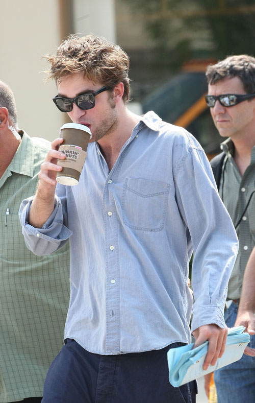 Robert Pattinson Likes To Dunk His Donuts. INFdaily.com
