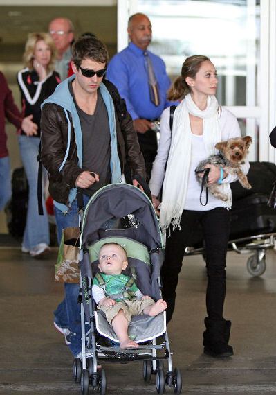 Joey McIntyre With Wife Barret & Son Griffen.  Photo: TheInsider.com