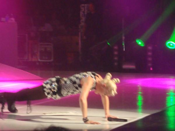 Gwen Stefani Gets Her Push-Ups On.  Photo: C.B.