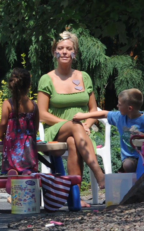 Kate Gosselin Taking Care Of The Kids.  Photo: SplashNewsOnline.com