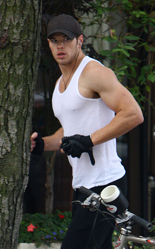 Kellan Lutz Working out in Vancouver.  Photo: ginsburgspalyinc.com
