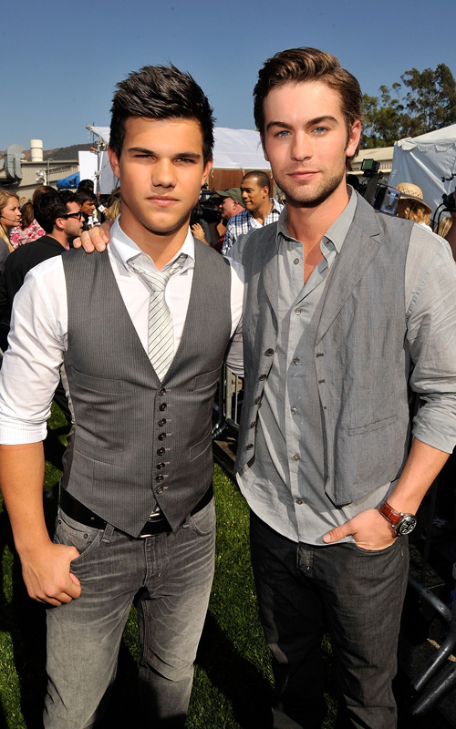Taylor Lautner & Chace Crawford Attend The Teen Choice Awards.  Photo: Kevin Mazur/WireImage