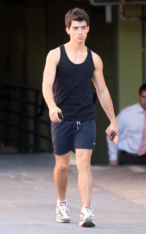 Joe Jonas showed off his new short hairstyle along with his fit bod in L.A. 