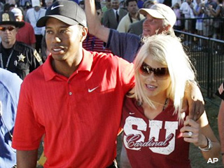 Tiger Woods with his wife, Elin | Photo by: AP